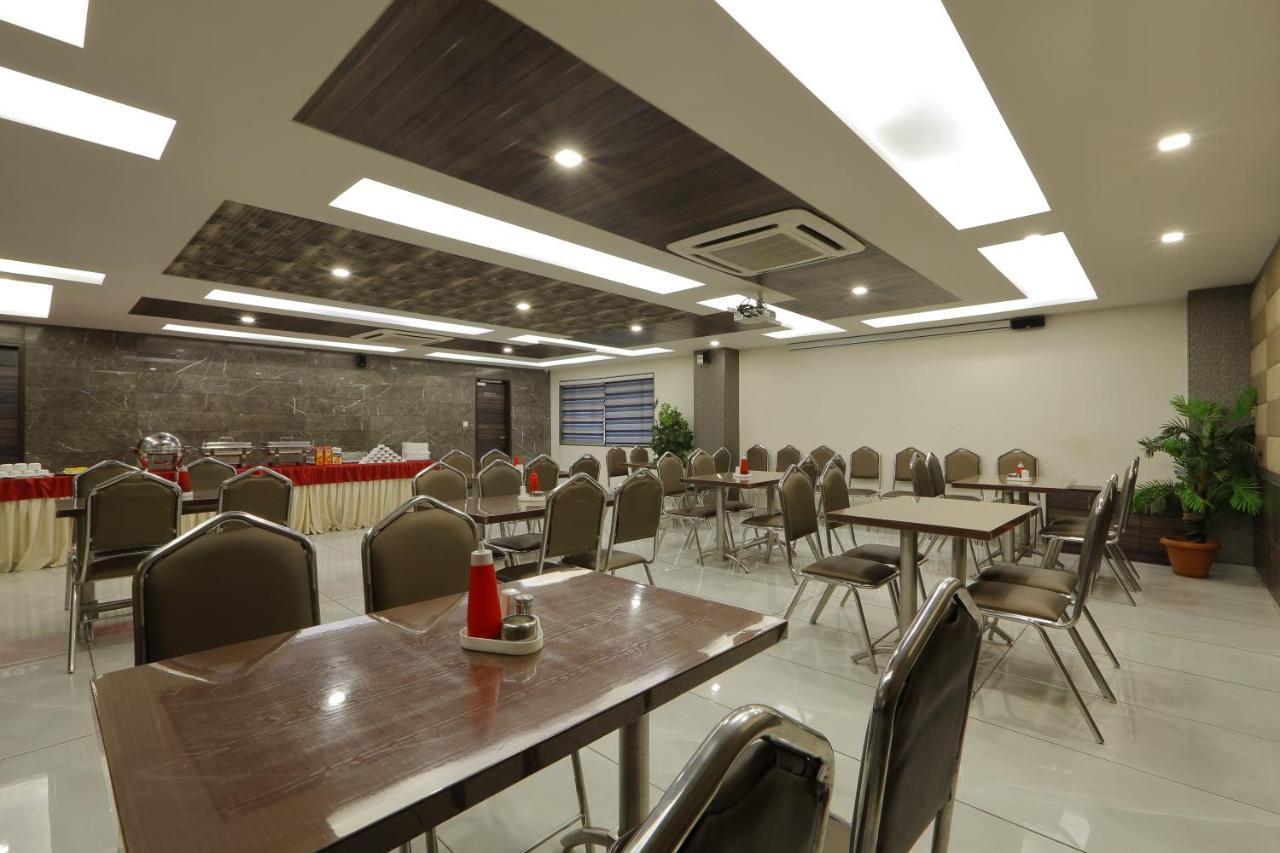 Hotel Unity Ahmedabad Buitenkant foto