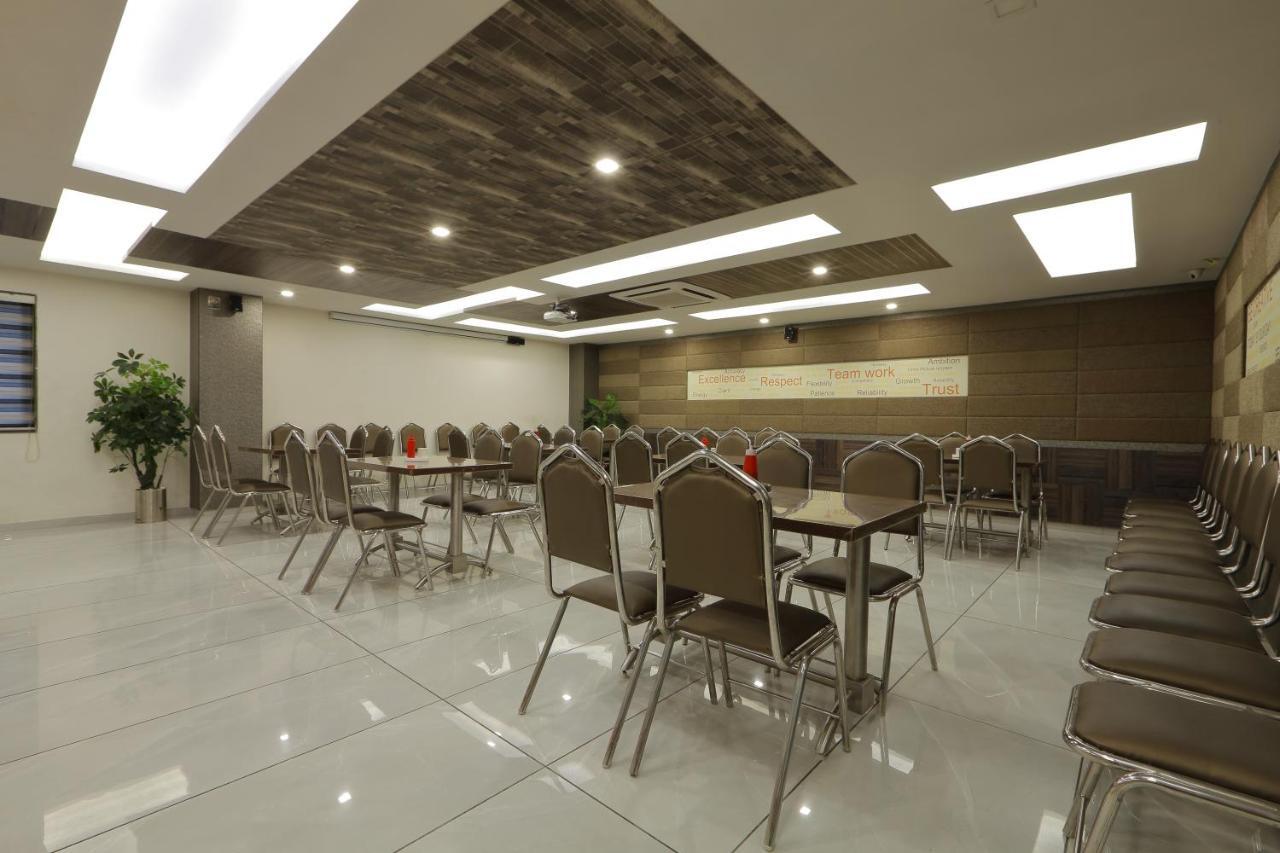 Hotel Unity Ahmedabad Buitenkant foto